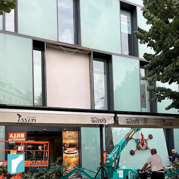 Nadrozměrná skla jako dekorativní exteriér obchodního domu