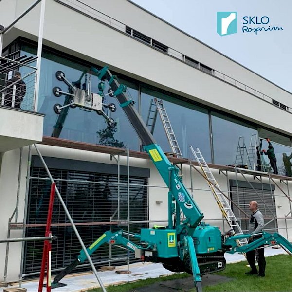 Upevňování nadrozměrného skla lodžie pomocí stroje