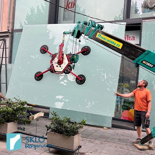 Nadrozměrná skla pro dekorativní exteriér obchodního domu