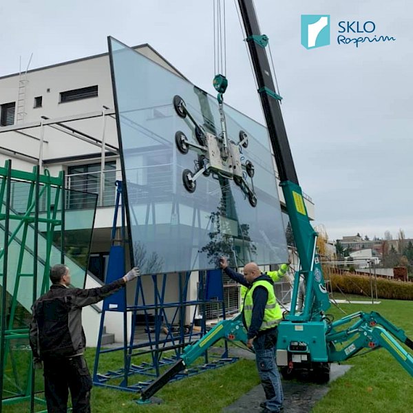 Manipulace s nadrozměrným sklem v exteriéru pomocí stroje
