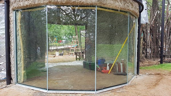 Nadrozměrná skla pro lví výběh v zoo