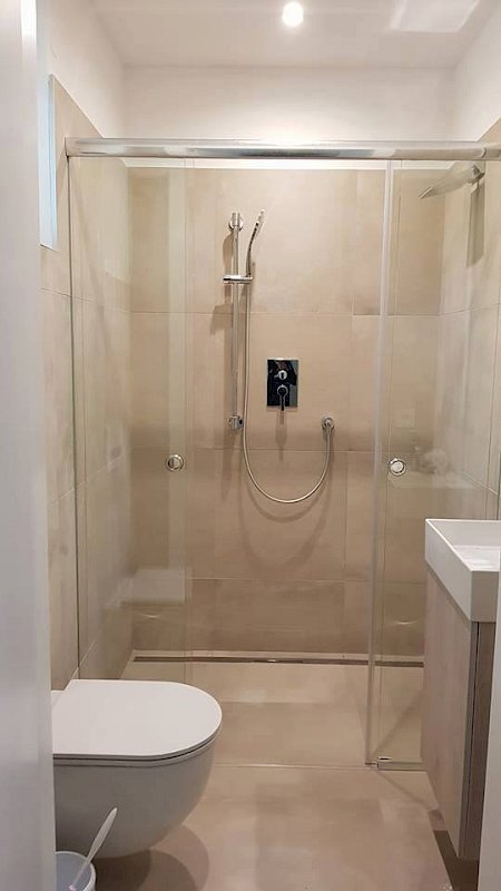 Skleněná zástěna do koupelny oddělující prostor sprchy