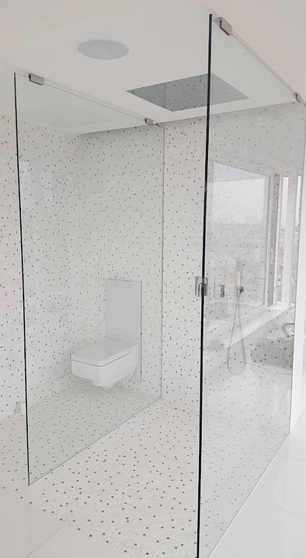 Skleněné zástěna do koupelny mezi toaletou a sprchou a druhá zástěna z druhé strany