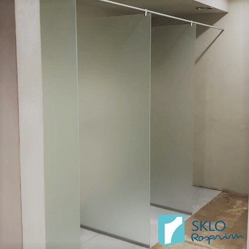 Skleněné zástěny mezi společnými sprchami