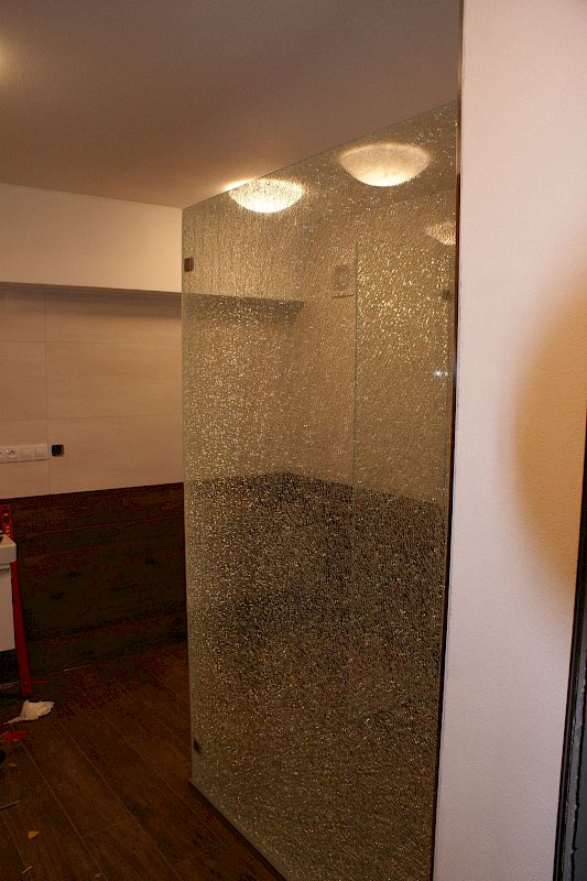 Skleněná zástěna do koupelny ke sprchovému koutu ze vzorovaného skla, pohled z boku