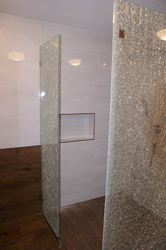 Skleněná zástěna do koupelny ke sprchovému koutu ze vzorovaného skla