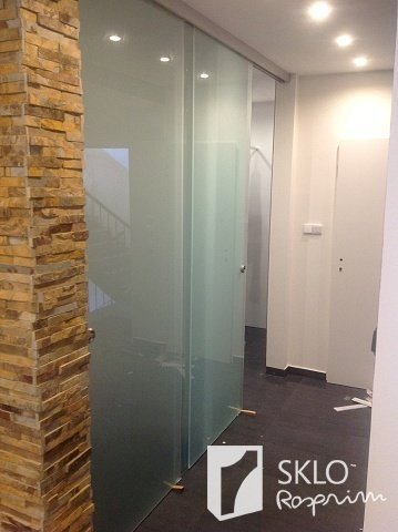 skleněné dveře v interiéru