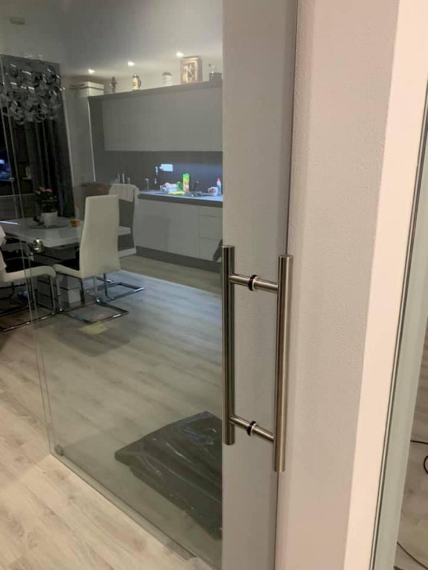 Skleněné dveře do kuchyně s jídelnou