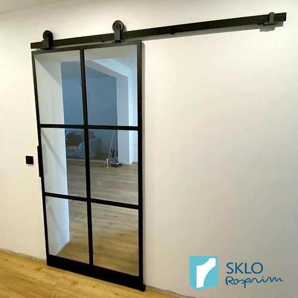Posuvné skleněné tabulové dveře s černým rámováním