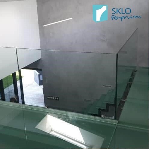 Skleněná podlaha se skleněným zábradlím a skleněnými schody dolů