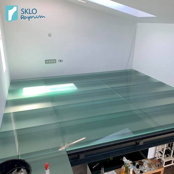 Skleněná podlaha horního patra, průhled do spodního patra