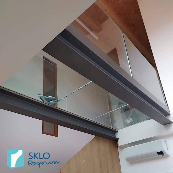 Skleněná podlaha a zábradlí, průhled zespodu