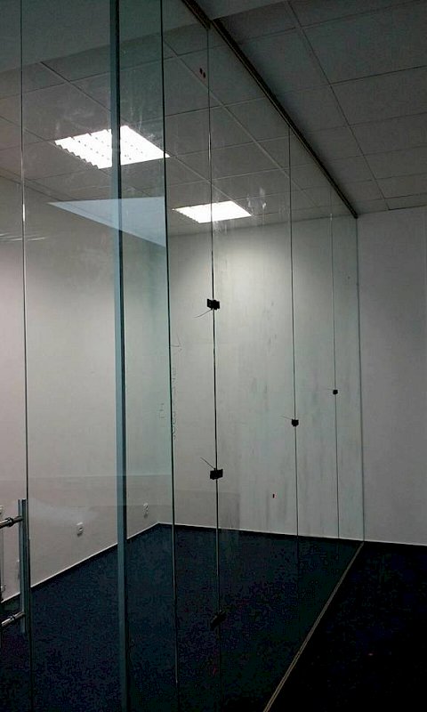 Skleněné zástěny a dveře mezi kancelářemi