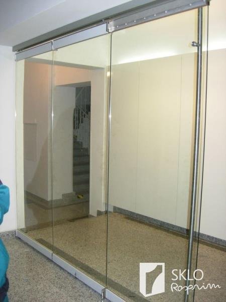 Skleněná zástěna v interiéru mezi chodbou a místností