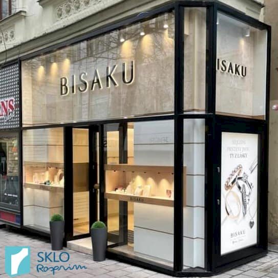 Skleněná výloha prodejny Bisaku