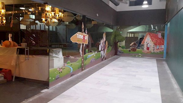 Skleněná výloha Aquapark shopping centra s potiskem