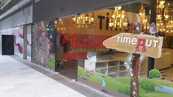 Skleněná výloha Aguapark shopping centru v Rakousku s potiskem