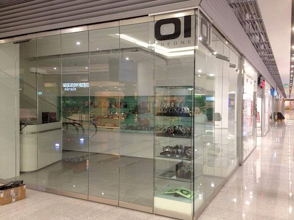 Sklenění výloha prodejny hodinek