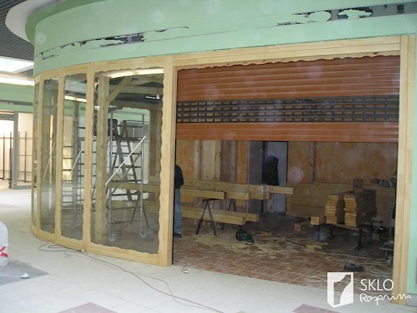 Zaoblená skleněná výloha restaurace ve výstavbě