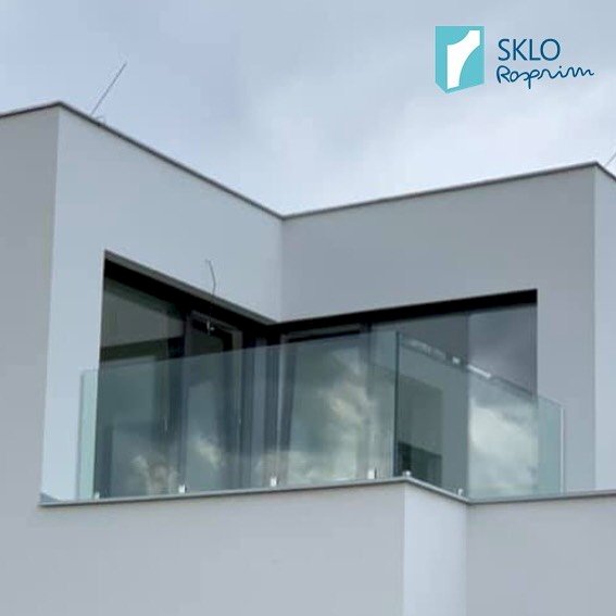 Skleněné zábradlí rohové terasy