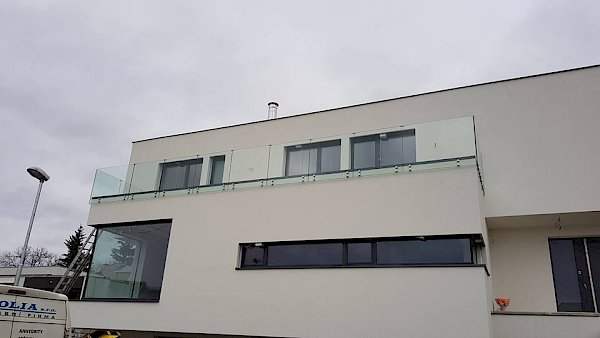 Skleněné zábradlí terasy rodinného domu