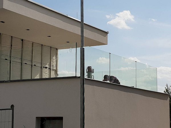 Skleněné zábradlí terasy rodinného domu