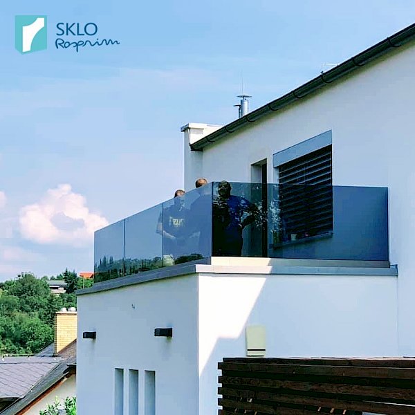 Skleněné zíbradlí rodinného domu ze zatmaveného skla