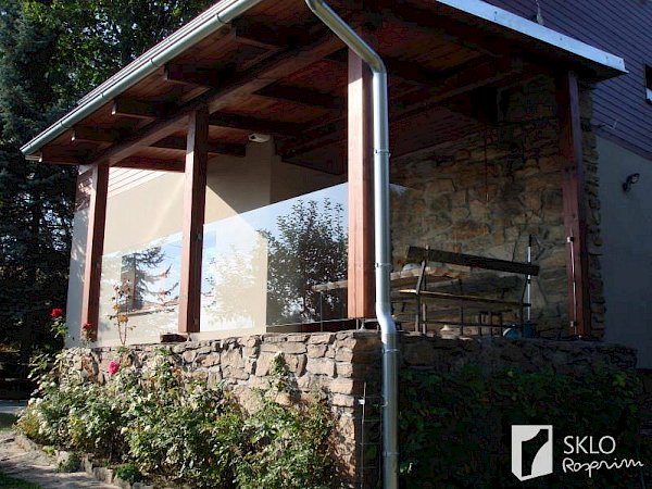 Skleněné zábradlí terasy