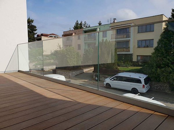 Skleněné zábradlí terasy