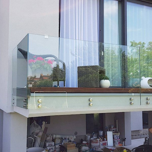 Skleněný balkon z plně průhledného skla
