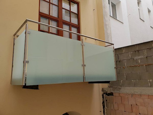 Detail skleněného zábradlí bytového domu