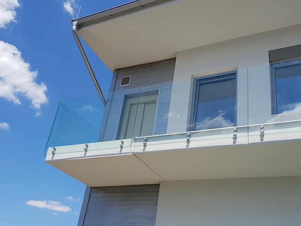 Skleněný balkon bytového domu