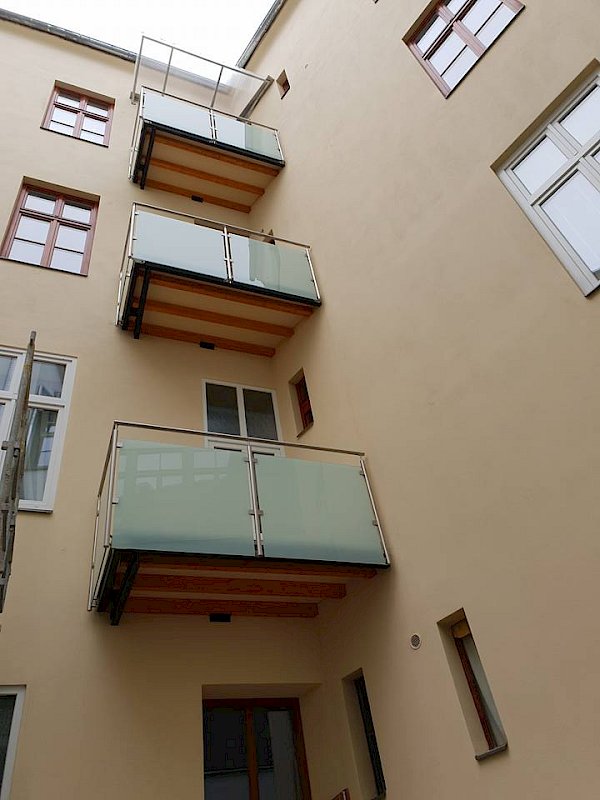 Skleněné zábradlí balkonů bytového domu