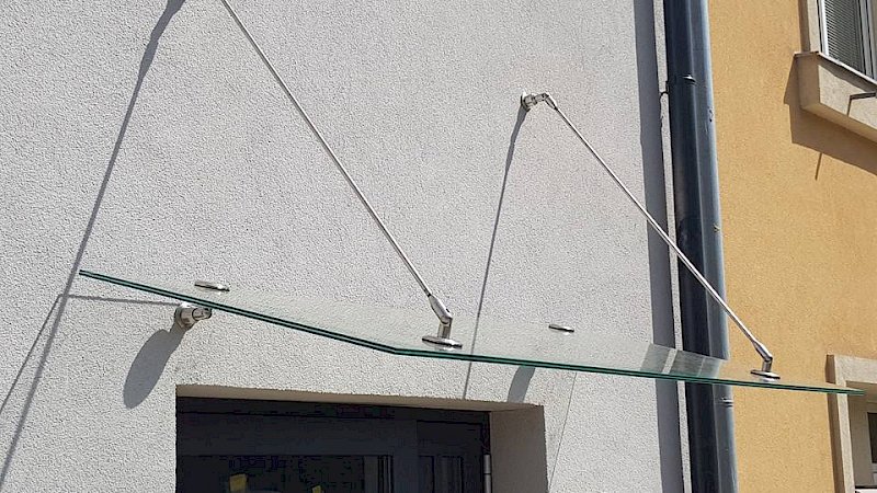 Skleněná stříška nad vchodové dveře