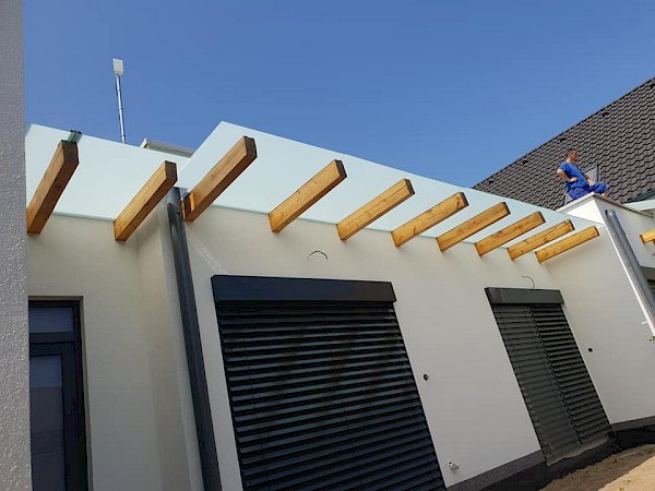 Skleněná stříška nad vchody/okny zakrytými žaluziemi