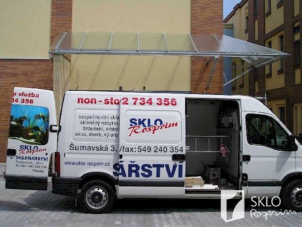 Rohová skleněná stříška podél domu