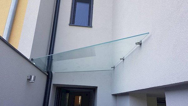 Skleněná vchodová stříška nad dveře