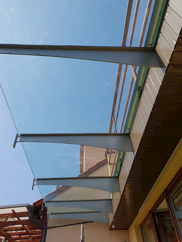 Skleněná stříška nad vchodem zespodu