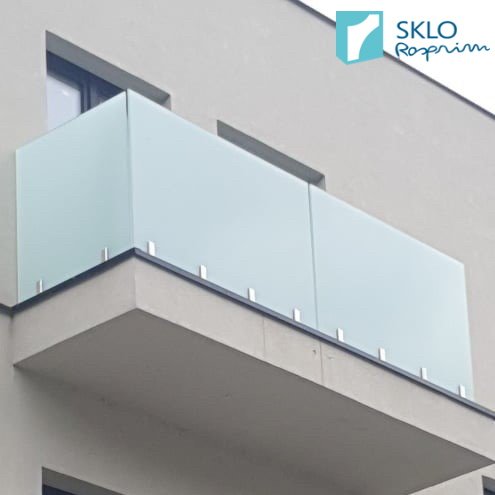 Celoskleněné zábradlí balkónu z mléčného skla