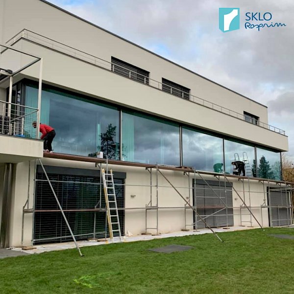 Dlouhá zasklená lodžie