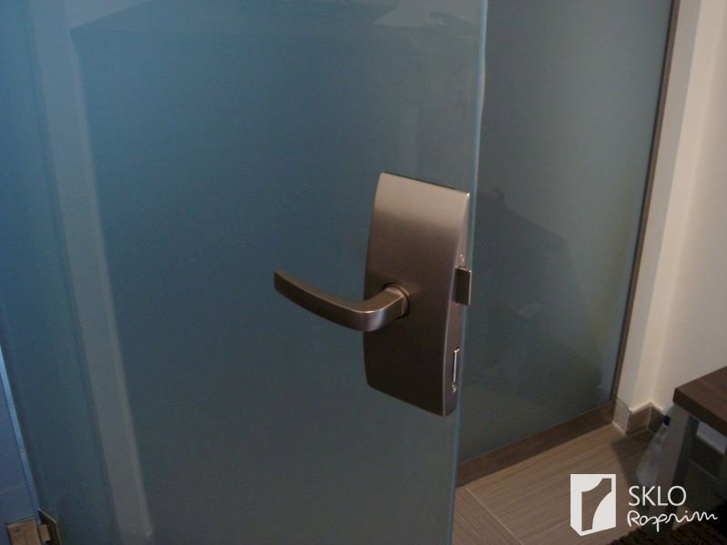 Pootevřené skleněné dveře