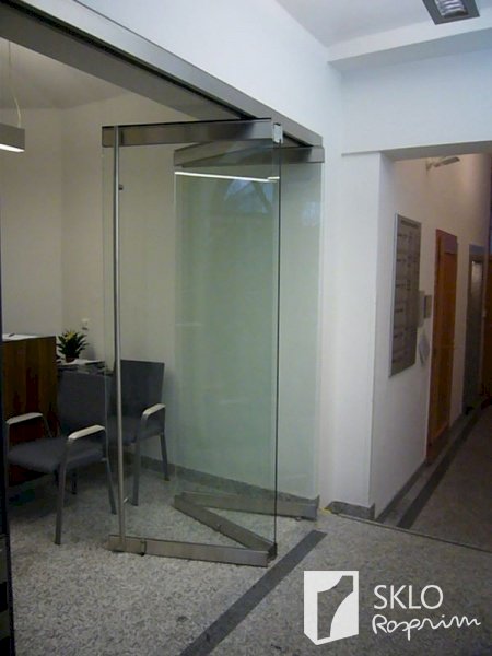 Skleněné harmonikové dveře v kanceláři