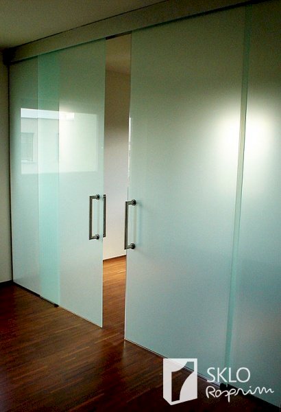 Dvoukřídlé celoskleněné posuvné dveře