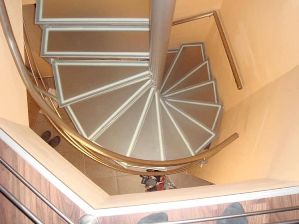 Vnitřní točité schodiště z mléčného skla