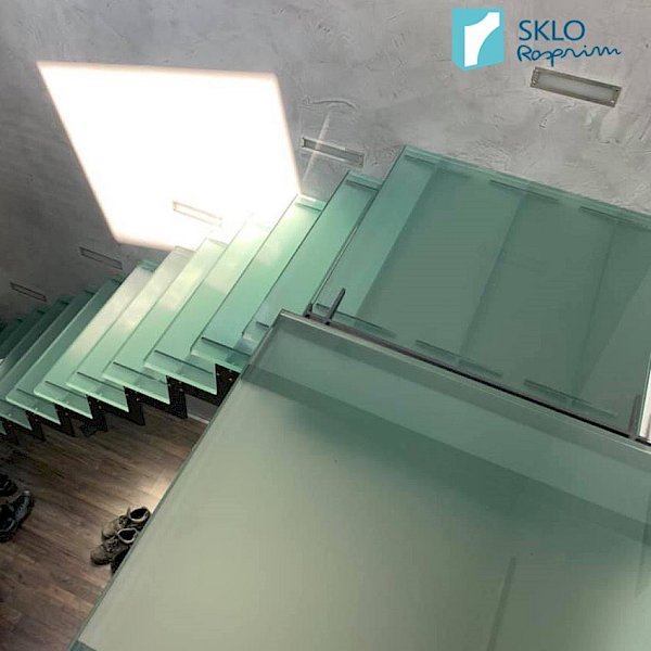 Vnitřní schodiště z mléčného skla