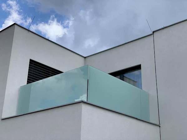 Zábradlí balkónu z mléčného skla