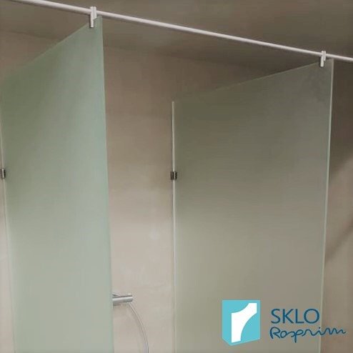 Zástěny ve společných sprchách z mléčného skla