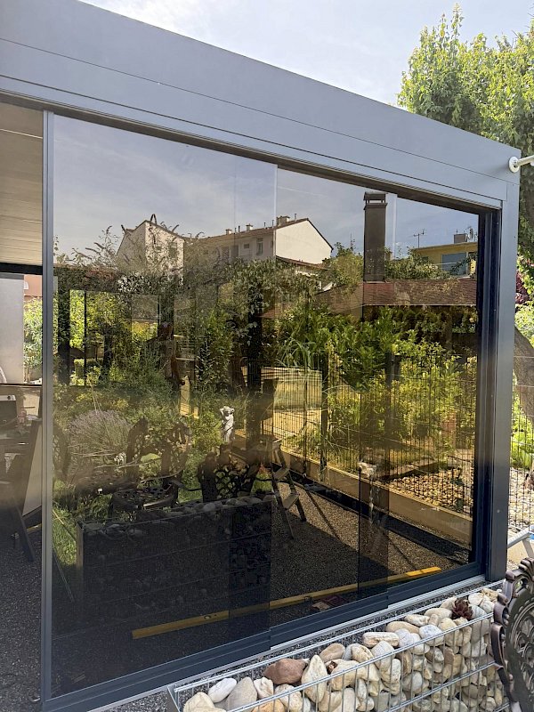 Pohled zvenčí do zasklené pergoly