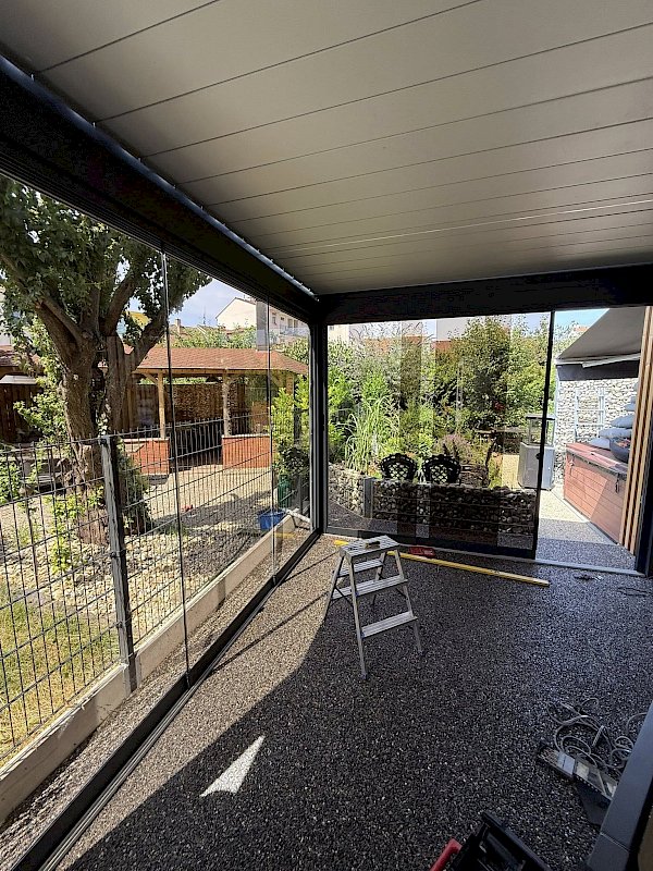 Zasklení stěn pergoly