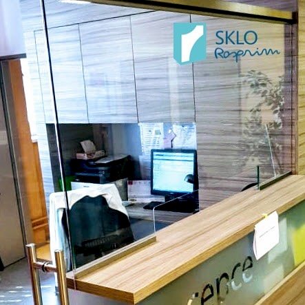 Skleněná recepce firmy